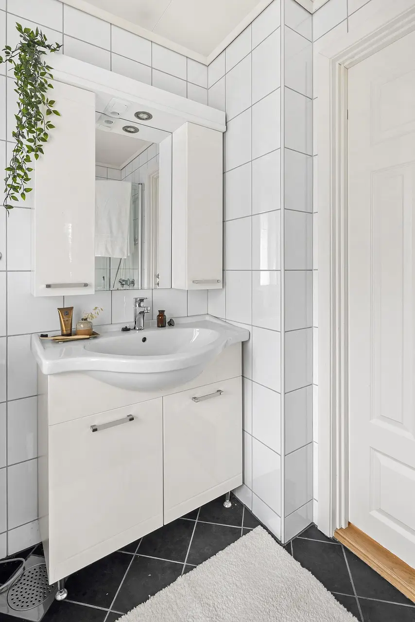 Bathroom — interior design contemporary real estate